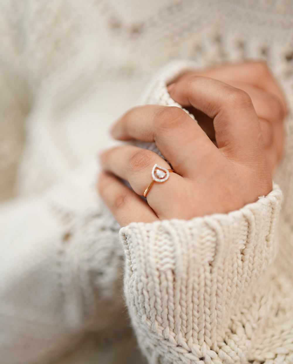 Exquisite 18K Yellow Gold Ring Featuring a Brilliant Round Diamond