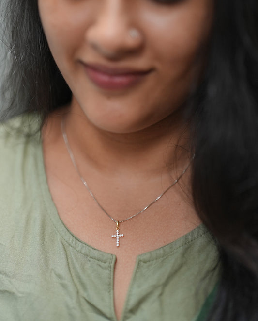 Shinning Diamond Cross Pendant-18K