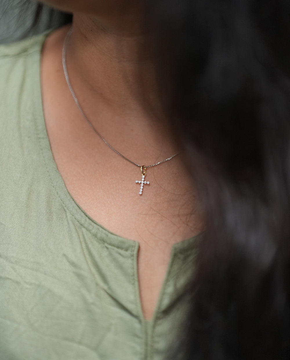 Shinning Diamond Cross Pendant-18K