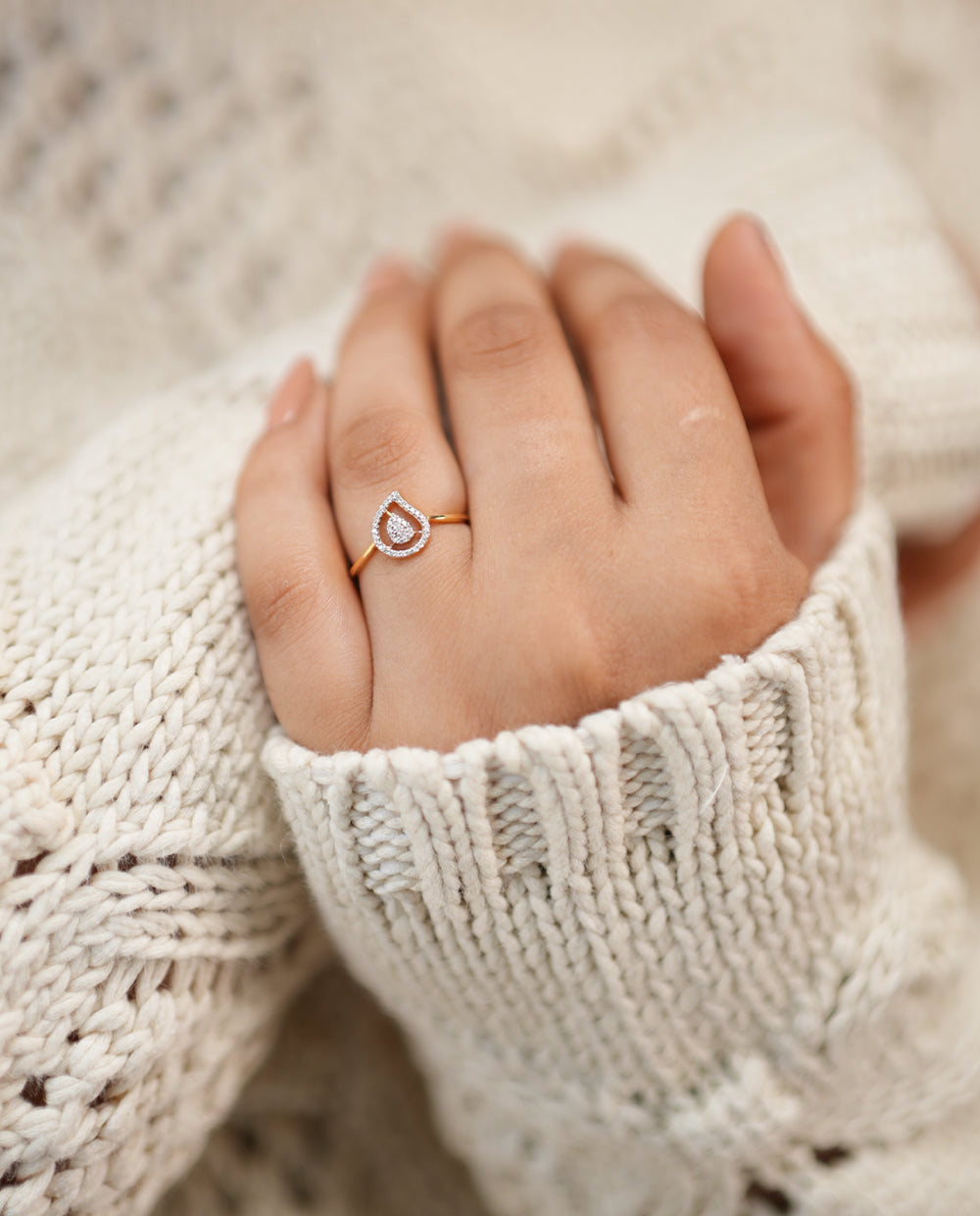 Exquisite 18K Yellow Gold Ring Featuring a Brilliant Round Diamond
