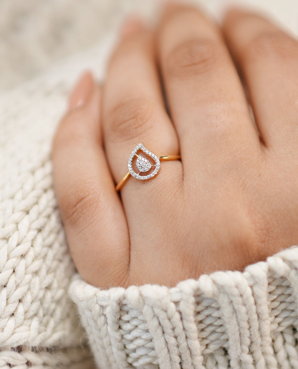Exquisite 18K Yellow Gold Ring Featuring a Brilliant Round Diamond