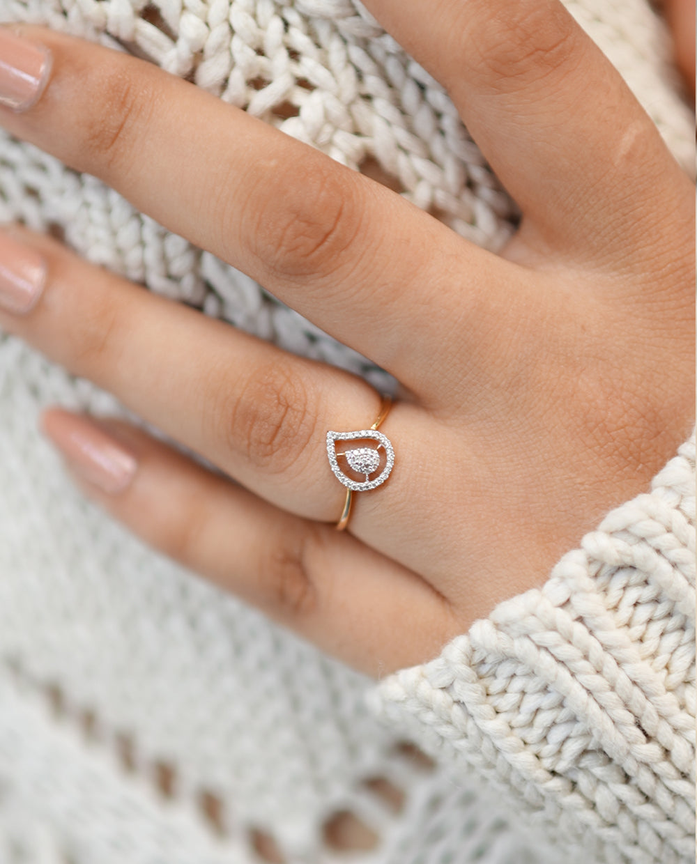 Exquisite 18K Yellow Gold Ring Featuring a Brilliant Round Diamond