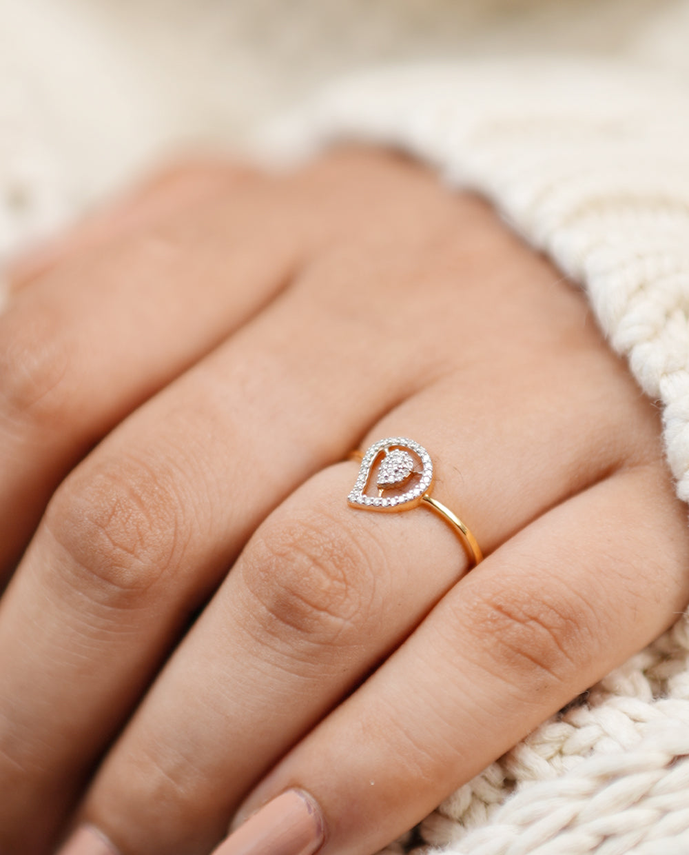 Exquisite 18K Yellow Gold Ring Featuring a Brilliant Round Diamond
