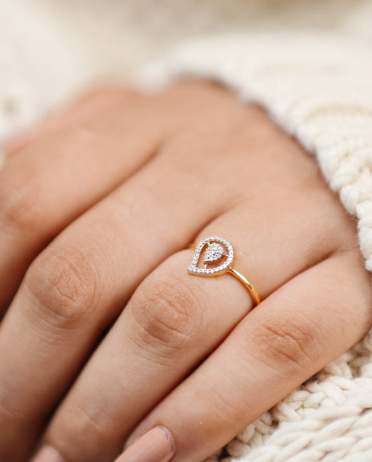 Exquisite 18K Yellow Gold Ring Featuring a Brilliant Round Diamond